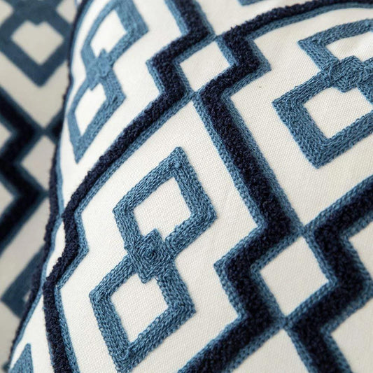Blauw Kussenhoes met Geborduurde Ornamenten