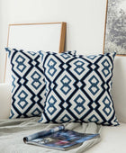 Blauw Kussenhoes met Geborduurde Ornamenten