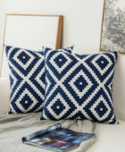 Blauw Kussenhoes met Geborduurde Ornamenten