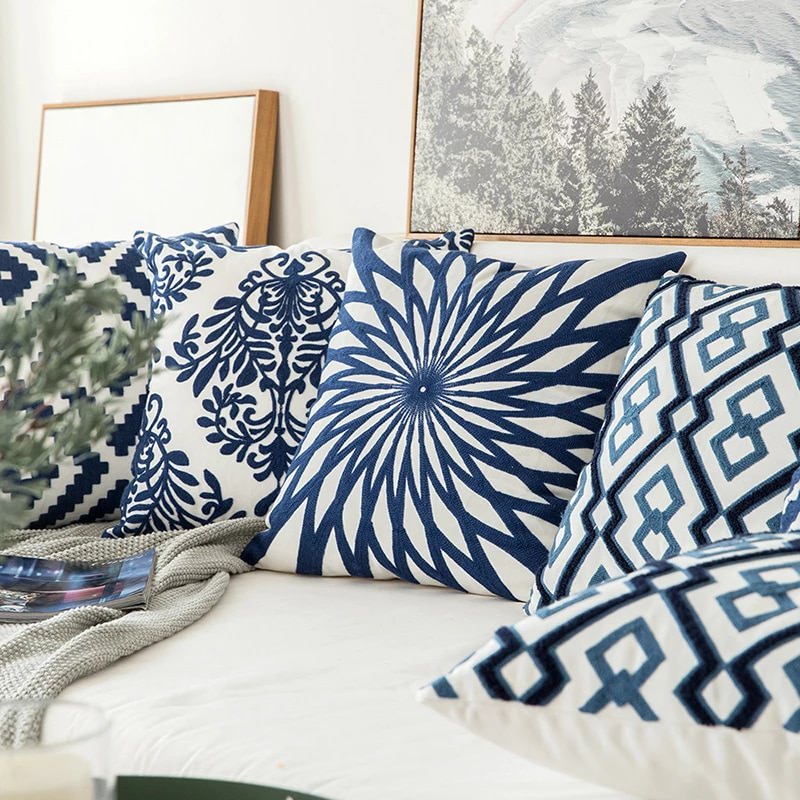 Blauw Kussenhoes met Geborduurde Ornamenten