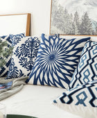 Blauw Kussenhoes met Geborduurde Ornamenten