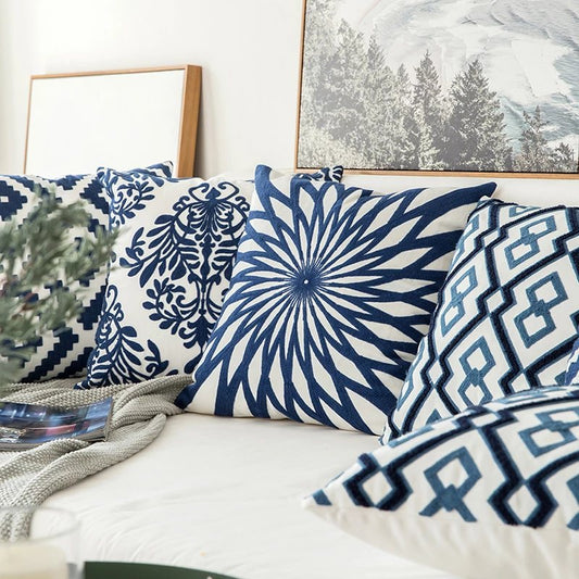 Blauw Kussenhoes met Geborduurde Ornamenten