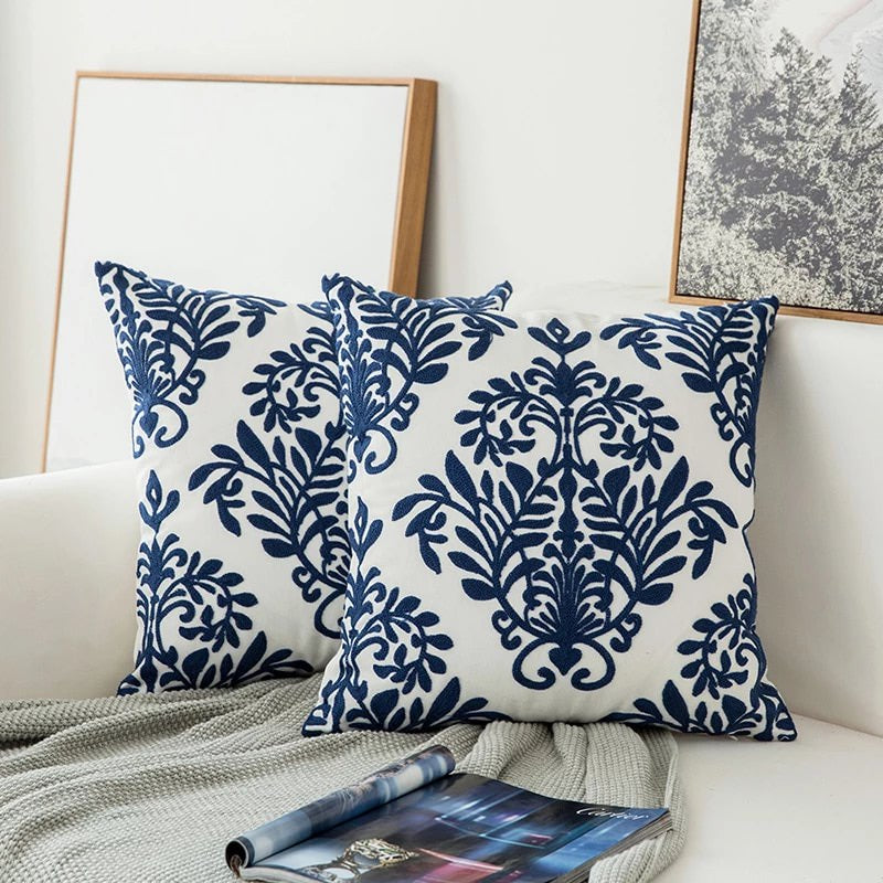 Blauw Kussenhoes met Geborduurde Ornamenten