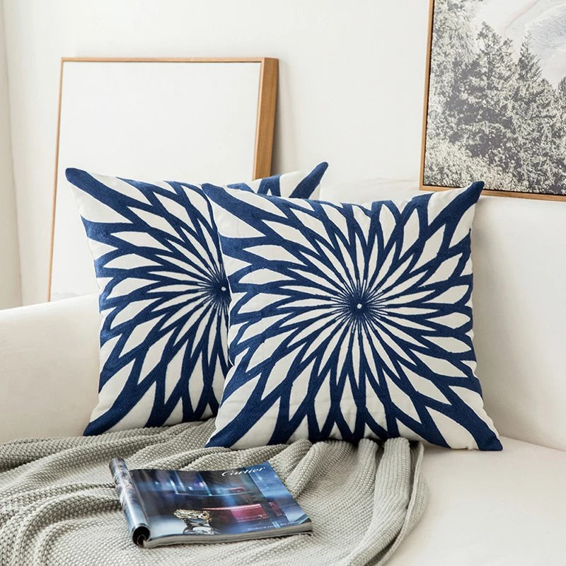 Blauw Kussenhoes met Geborduurde Ornamenten