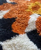 Geruit Vloerkleed met Oranje Bloemenaccent