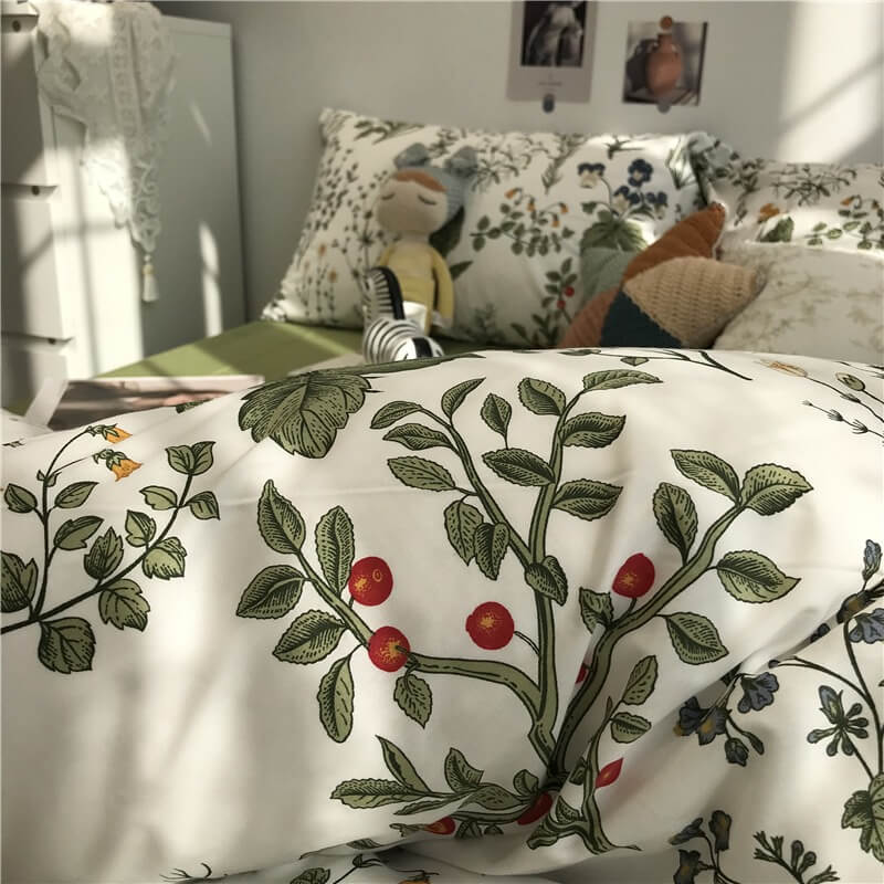 Beddengoedset met Rode Bessen en Wilde Bloemen